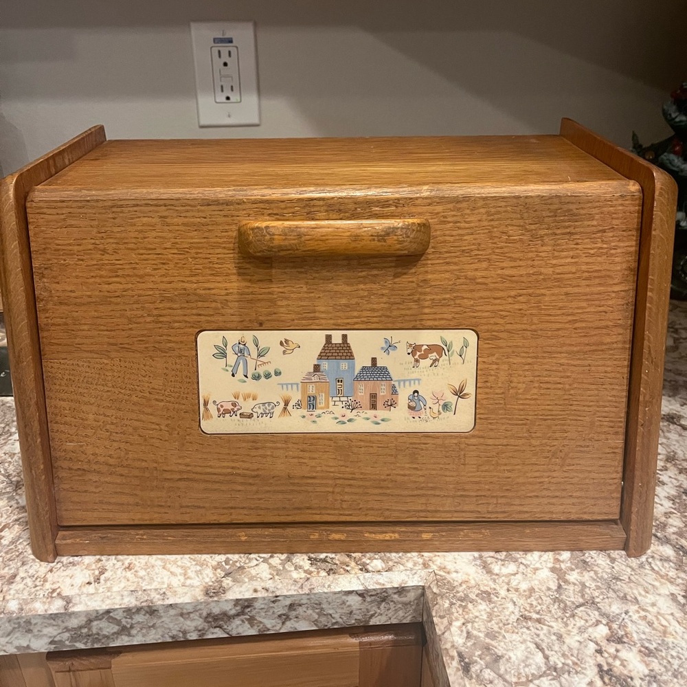 Rare Vintage International Hearts Oak Wooden Bread Box with Farmhouse Design